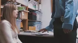 المشتبه به دوللي لي قد خبطت من قبل الضابط