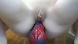 Inked camgirl بخبرة مواد ضخمة dildo التنين في الحمار