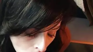 امرأة سمراء ضجيجا في غرفة الفندق العامة