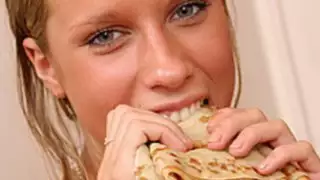 شقراء وقحة وجبات خفيفة على Jizz كريبس! C'est بون!