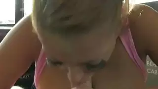 تملأ سائق كبير ركاب السائق