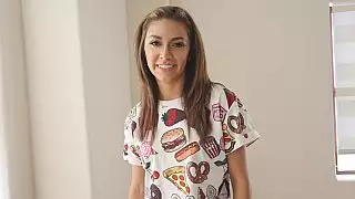 الأخت الملتوية تهبه