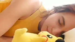 ويريد سيسي كابيلا من بيكا أن يضع قضيبه البوكيمون في أعماق حفرة