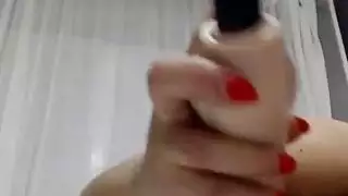 فاتنة طبيعية كبيرة تحاول بعض الشرج في غرفة نومها