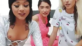 الفتيات كام مطيع تقاسمها مع ديك العملاقة