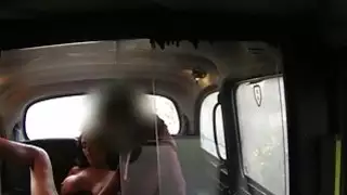 مدبوغ كبير tittied حبيبتي الملاعين في سيارة أجرة