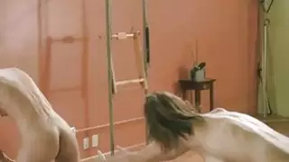جنسي ساخن امرأة سمراء فاتنة عارية جلسة اليوغا مع Khloe Terae