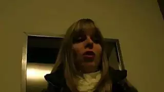 فاتنة الهواة من الانفجارات العامة في الشقة