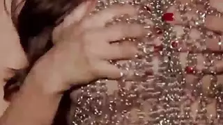 حار ومثير امرأة سمراء فاتنة مشمس تتمتع في هذا الفيديو منفردا