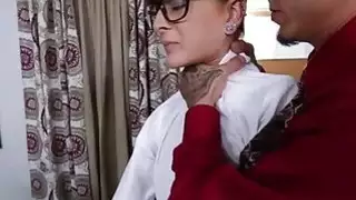 امرأة سمراء جميلة فاتنة داكوتا Vixin يحصل قصفت بعمق