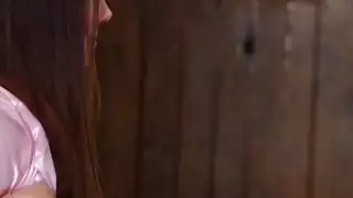 الرامي ريمي جينا مع اسفنجة غارقة الصابون على الحمار الجميل لامعة