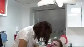 طبيب رائع يحاول علاجًا جديدًا لمريضها المفضل