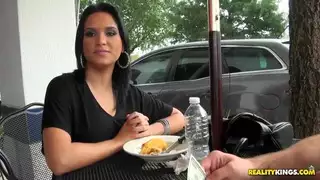يظهر فيرو قبالة لجماك في المطبخ