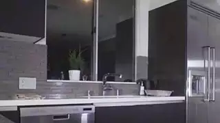 Bigtit لاتينا ضربات الديك في المطبخ