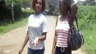 الهواة السحاقيات الأفريقية الاستحمام معا