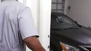 كوغار ماجي يأخذ اثنين من السود Schlongs في المرآب