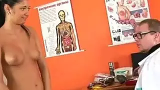 سوبر لطيف امرأة سمراء الشباب