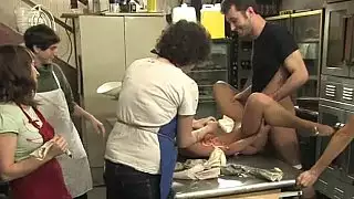 يتم إهانة صيف الهند على طاولة kicthen