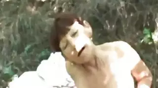 الجدة سمراء خبطت من قبل الشباب دونغ في الهواء الطلق