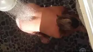 بلدي الساخنة خالة الاستحمام أثناء العطلة