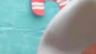 الفتاة المفضلة سانتاس يعطي BJ على الركبتين للحصول على المال