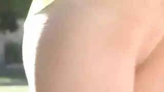 الشقراء الشقراء للعب الكعك لذيذ في الأماكن العامة