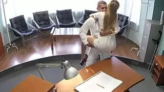 ممرضة الملاعين الطبيب على كاميرات الأمن