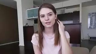 تبدأ مسيرة أليس أن تتوق إلى الديك الكبير الدسم