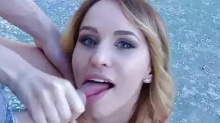 الجمال يعطي الفم العامة الرطبة وعنيد