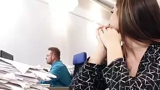 مثير فاتنة بامبي بروكس تقدم لها العصير كس ليمارس الجنس