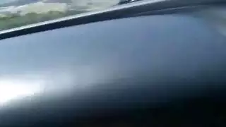 رائع شقراء في سن المراهقة يفرك الثدي وجمل في السيارة