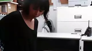 بينيلوب ريد الحصول على حلقها مارس الجنس من الصعب داخل المكتب