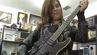 يحصل مسمر امرأة سمراء الهواة الروك من قبل رجل منحرف بيدق