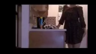 ربة منزل ارينا يستمني في المطبخ