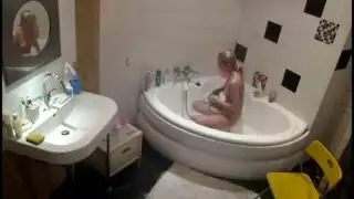 فيديو كاميرا خفية يصف كيف تستحم ليزا