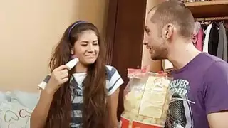 مثير في سن المراهقة التشيكية يكمن في محاولة الشرج