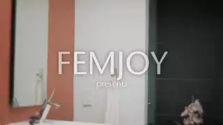 الشباب هايدين متنكرين