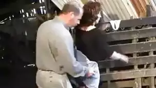 شعر كس ناضجة اللعنة في الحظيرة
