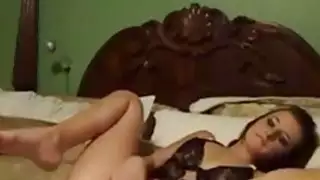 امرأة سمراء في سن المراهقة يلمس بوسها في السرير