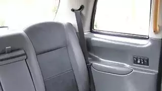 شقراء أول مرة سخيف في سيارة أجرة مزورة