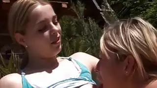 كيت وتانيا في الشمس