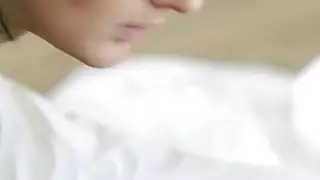 الفتيات الصغيرات رائعتين مع strapon على السرير