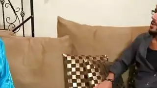 امرأة سمراء الساخنة يعطي تدليك خاص مع نهاية سعيدة
