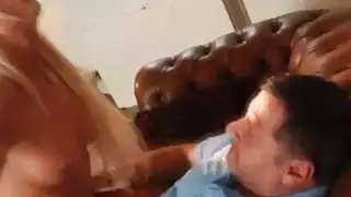 رجل يبلغ من العمر أفلام الجنس فتاة نعرفكم Phillipe ينام على الأريكة عندما