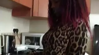 Curvy أفريقي فاتنة يأخذ أبيض كوك في مطبخ