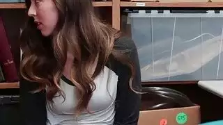 القبض على ليكسي لوفل تغذيها ضابطا ليرة لبنانية اثنين من الديوك