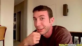 يثير شقراء سلوتي ويمسح لها twat الرطب يمسح