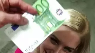 فتاة التشيكية إلين استغل في موقف السيارات