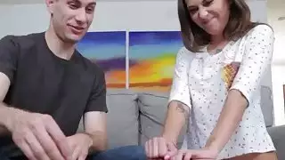 نحي امرأة سمراء في سن المراهقة بالملل مع ألعاب الطاولة كشفت عن شخصية لها مغطاة بالوشم