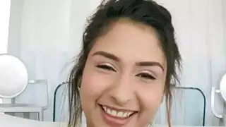 في سن المراهقة Aria Spencer يعطي BJ لطيفة ومارس الجنس بواسطة رمح ضخم
